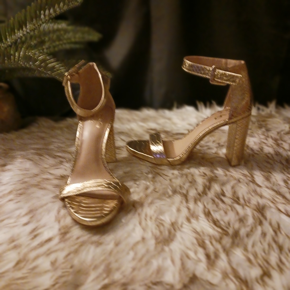 Gold strappy heel sz 6